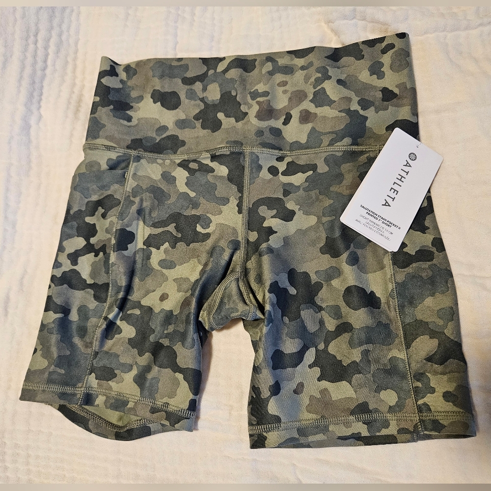 Athleta Salutation Stash 7" Short